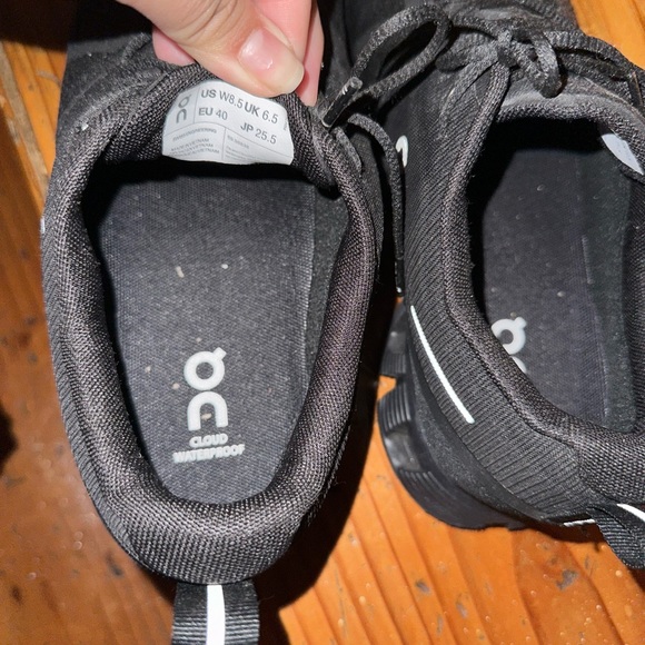 On Cloud 5 Women’s Black Waterproof Sneaker size 8.5 - Picture 2 of 4